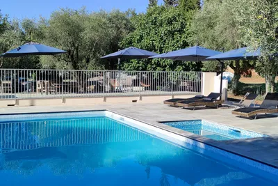 Camping La Camassade  - Pool im Freien mit Liegestühlen und Sonnenschirmen