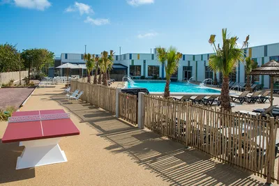 Camping La Capricieuse - Terrasse mit Tischtennis mit Blick auf Poolbereich vom Campingplatz