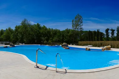 Camping La Chapelle - Pool mit Liegestühlen  auf dem Campingplatz