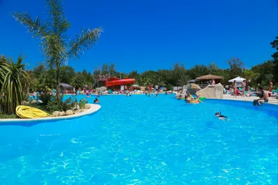 Camping La Chapelle - Campingplatzanlage mit Pool und Liegestühlen in der Sonne--