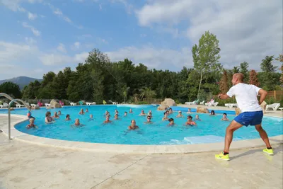 Camping La Chapelle- Wassergymnastik  im Pool auf dem Campiongplatz 
