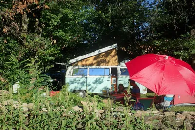Camping La Châtaigneraie - Blick auf einen Stellplatz inmitten der Natur