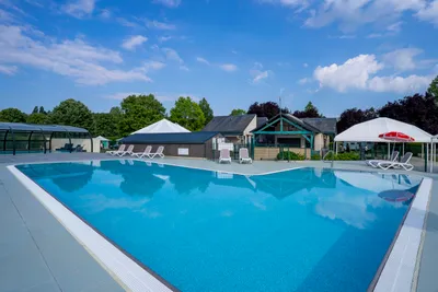 Camping La Citadelle - Pool mit Liegestühlen und Sonnenschirmen auf dem Campingplatz