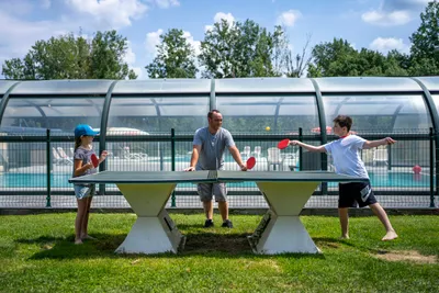 Camping La Citadelle - Gäste beim Tischtennisspielen auf dem Campingplatz