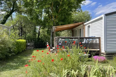 Camping La Coutelière  - Mobilheim mit Terrasse auf dem Campingplatz