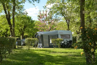 Camping La Digue - Wohnmobilstellplätze im Grünen auf dem Campingplatz
