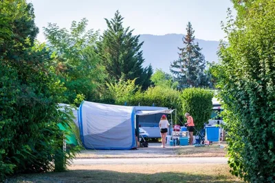 Camping la Dranse - Gäste und Stellplätze im Grünen auf dem Campingplatz