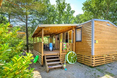 Camping La Farigoulette - Ciela Village - Mobilheim mit Terrasse auf dem Campingplatz
