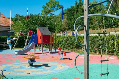 Camping La Ferme Erromardie  -  Spielplatz vom Campingplatz mit Schaukel und Rutsche