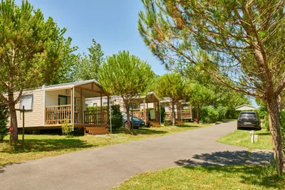Camping la Ferme des 4 Chênes  - Mobilheime mit Veranda auf dem Campingplatz