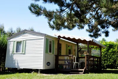 Camping La Ferme du Lac - Mobilheim mit überdachter Veranda