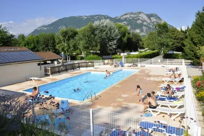Camping La Ferme du Lac - Swimmingpool mit Sonnenliegen