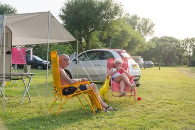 Camping La Fontaine  - Camper auf dem Wohnwagen- und Zeltstellplatz vom Campingplatz