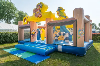 Camping La Fontaine  - Hüpfburg auf dem Campingplatz