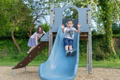 Camping La Fontaine  - spielende Kinder auf dem Spielplatz vom Campingplatz
