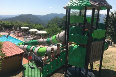 Camping La Futa - Kinder auf der Wasserrutsche am Pool vom Campingplatz