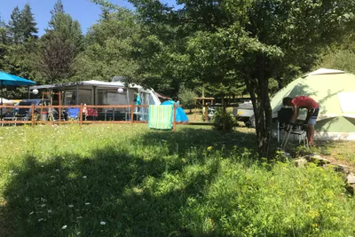 Camping La Futa - Zelt- und Wohnwagenstellplatz umringt von Wald auf dem Campingplatz