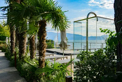 Camping La Gardiola - Liegestühle auf der Terrasse des Campingplatzes