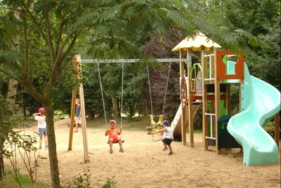 Camping La Grisse  -  Spielplatz vom Campingplatz mit Schaukeln und Rutsche