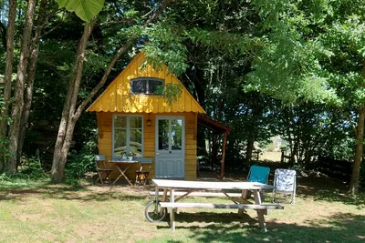 Camping La Jonquille - Mobilheim im Schatten der Bäume