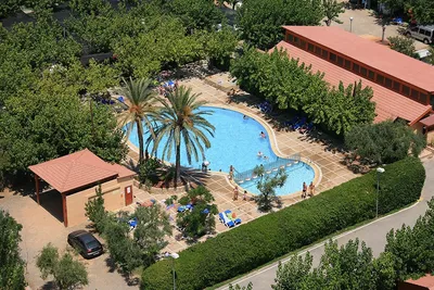 Camping La Llosa - Blick auf den Pool des Campingplatzes