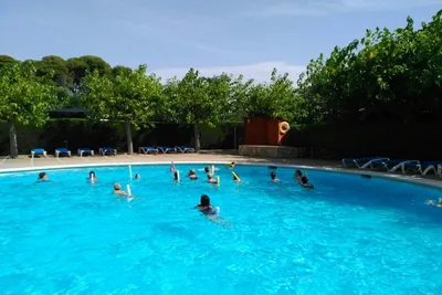 Camping La Llosa - Pool des Campingplatzes von Bäumen umgeben