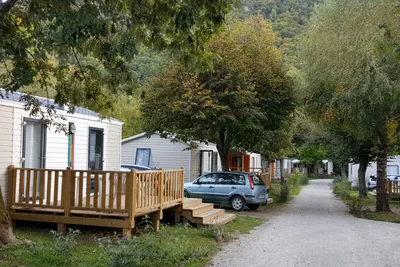 Camping La Marmotte - Mobilheime mit Terrasse auf dem Campingplatz