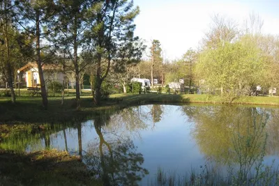Camping La Motte - See auf dem Campinggelände