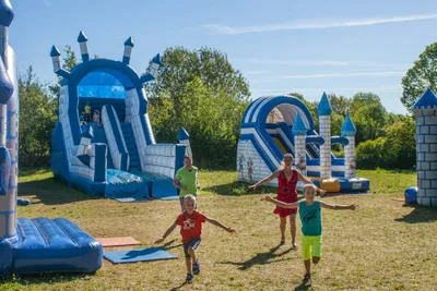 Camping Capfun La Nautique  Camping La Nautique - Gäste auf der Hüpfburganlage des Campingplatzes