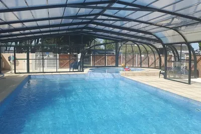 Camping La Pierre Longue  - überdachter Pool auf dem Campingplatz
