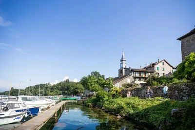 Camping La Pinède - Excenevex  Campéole La Pinède - Blick auf den Fluss am Campingplatz
