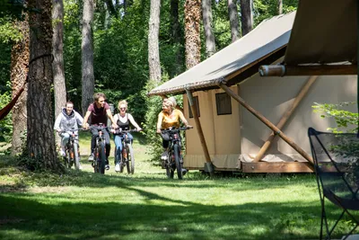 Camping La Pinède - Excenevex  Campéole La Pinède - Camper fahren Fahrrad auf dem Campingplatz