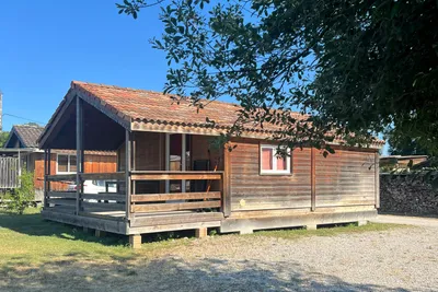 Camping Pourvoirie des Ellandes Chalet Mietunterkunft mit überdachter Veranda