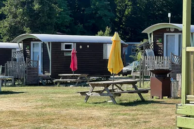 Camping Pourvoirie des Ellandes Roulotte Mietunterkünfte mit eigenem Picknick-Tisch