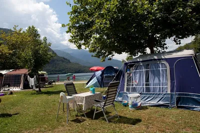 Camping La Quiete - Zeltplätze zwischen den Bäumen mit Blick auf den See auf dem Campingplatz