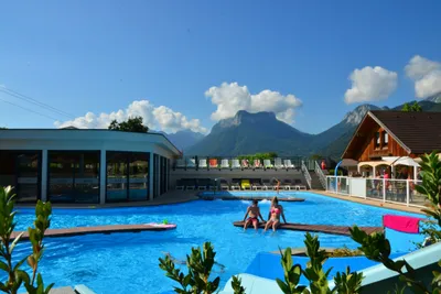 Camping La Ravoire - Gäste liegen am Pool in der Sonne