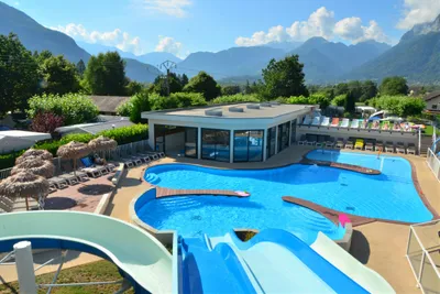 Camping La Ravoire - Campingplatz mit Pool, Wasserrutsche, Liegestühlen und Sonnenschirmen 