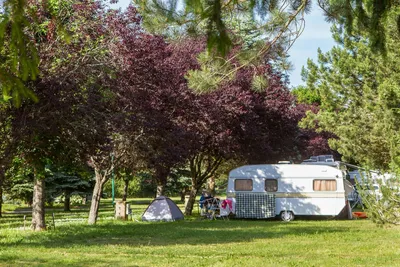Camping Sandaya La Ribeyre - Stellplätze im Grünen