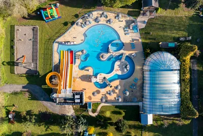 Camping Sandaya La Ribeyre - Luftaufnahme des Campingplatzes mit Pool