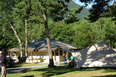 Camping La Rochette - Sanitärgebäude mit Zeltwiese 