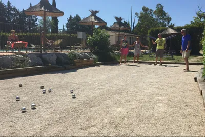 Camping La Roquette - Boulefeld auf dem Campingplatz mit spielenden Campern