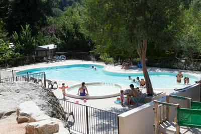 Camping La Salendrinque -  Campingplatzgelände mit pool und Kinderbecken im Grünen