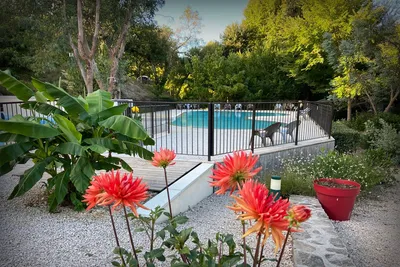 Camping La Salendrinque - Pool im Grünen auf dem Campingplatz