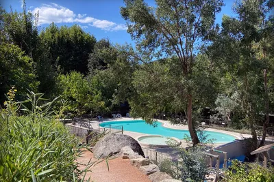Camping La Salendrinque - Pool mit Liegestühlen auf dem Campingplatz