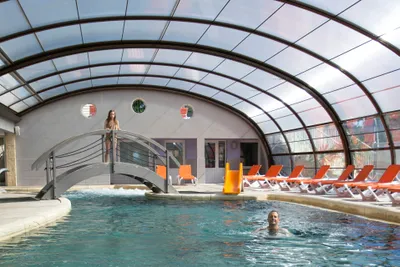 Camping la Sardane  - Camper im Indoor Pool vom Campingplatz mit Liegestühlen
