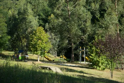 Camping La Serre - Spielplatz  auf dem Campingplatz mit Rutschen, Schaukel und Klettergerüst