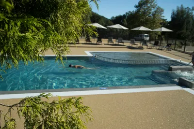 Camping La Serre -  Poolbereich mit Liegestühlen und Sonnenschirmen