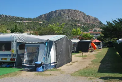 Camping La Sirena  -  Stellplatz vom Campingplatz mit Blick auf die Berge