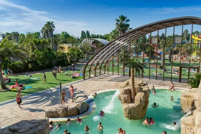 Camping La Sirène - Liegewiese und Swimmingpool  auf dem Campingplatz