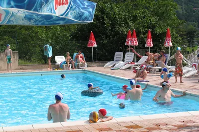 Camping La Tartufaia - Badegäste im Swimmingpool auf dem Campingplatz